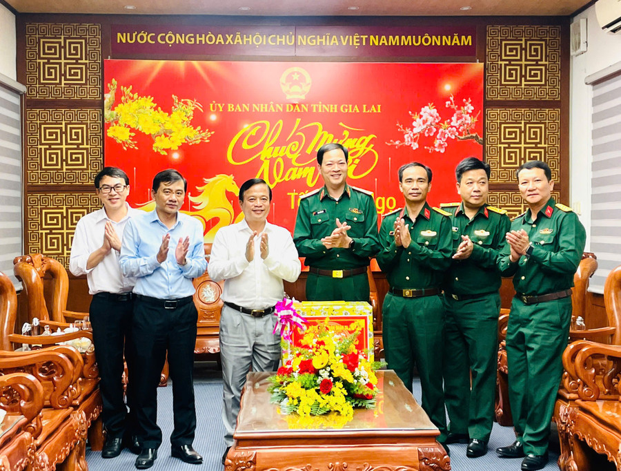 pho-pho-chu-tich-thuong-truc-ubnd-tinh-nguyen-tuan-thanh-tiep-doan-cong-tac-quan-doan-34-den-tham-chuc-tet.jpg