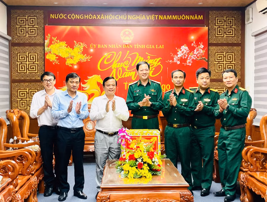 pho-pho-chu-tich-thuong-truc-ubnd-tinh-nguyen-tuan-thanh-tiep-doan-cong-tac-quan-doan-34-den-tham-chuc-tet.jpg