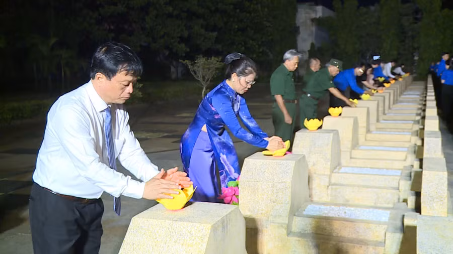 Các đại biểu thắp nến tri ân các anh hùng liệt sĩ. Ảnh: Hoàng Vũ
