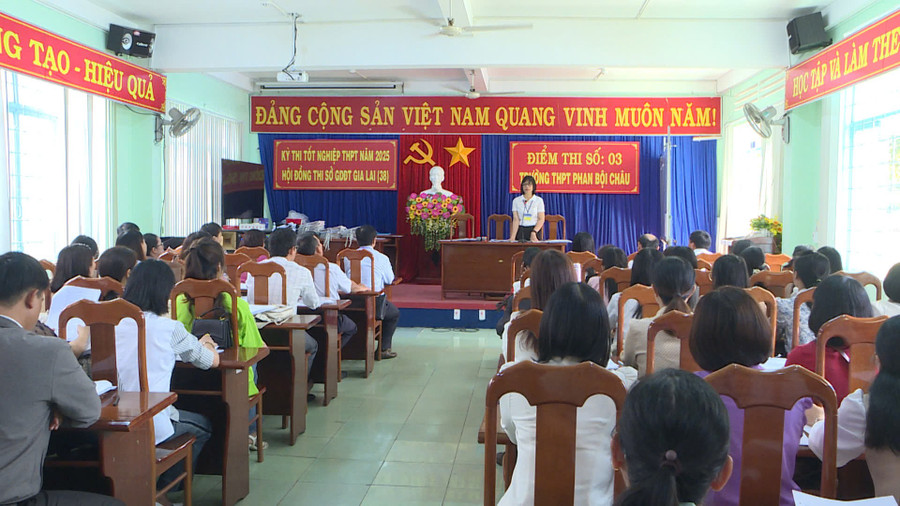 Phó Chủ tịch UBND tỉnh Gia Lai Nguyễn Thị Thanh Lịch kiểm tra công tác tổ chức kỳ thi tốt nghiệp THPT năm 2025 tại Trường THPT Phan Bội Châu. Ảnh: Ksor Tuối gen-h-hinh-kt-thi-2.jpg