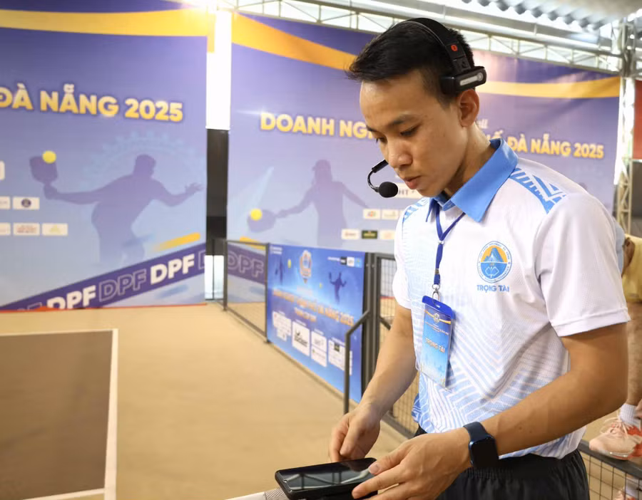 Trọng tài pickleball thuộc Liên đoàn pickleball TP.Đà Nẵng điều hành các trận đấu