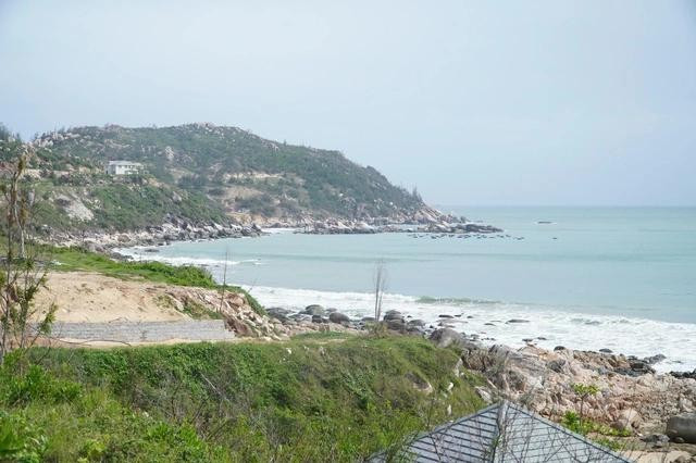 Nhưng ngôi làng ven biển dưới chân dãy núi Bà nhiều đời qua vẫn lưu truyền câu chuyện truyền thuyết về đá Vọng Phu. ẢNH: ĐỨC NHẬT