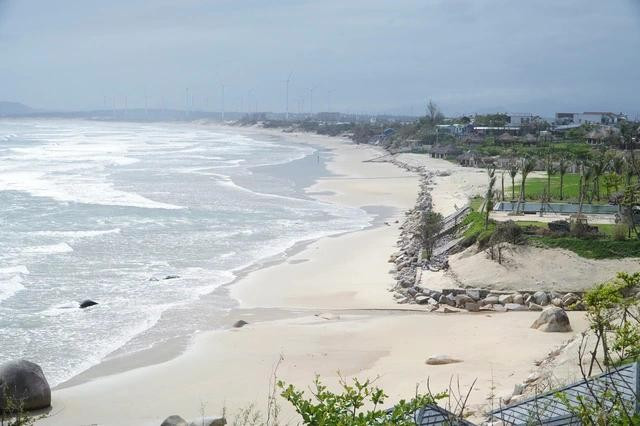 Vùng biển dưới chân dãy núi Bà đang dần trở thành điểm đến du lịch được nhiều người lựa chọn. ẢNH: ĐỨC NHẬT