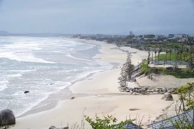 Vùng biển dưới chân dãy núi Bà đang dần trở thành điểm đến du lịch được nhiều người lựa chọn. ẢNH: ĐỨC NHẬT