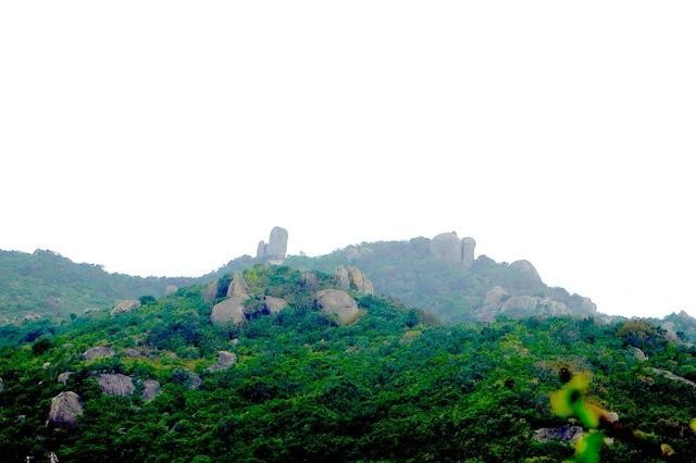 Trên dãy núi bà có một khối đá mang hình người phụ nữ bế con lặng lẽ hướng mặt ra đại dương. ẢNH: ĐỨC NHẬT