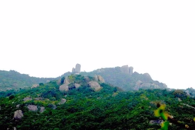 Trên dãy núi bà có một khối đá mang hình người phụ nữ bế con lặng lẽ hướng mặt ra đại dương. ẢNH: ĐỨC NHẬT
