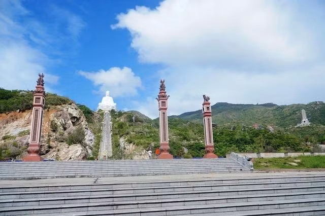 Quần thể chùa Ông Núi với bức tượng Phật ngồi cao nhất Đông Nam Á nằm ngay dưới chân dãy núi Bà. ẢNH: ĐỨC NHẬT