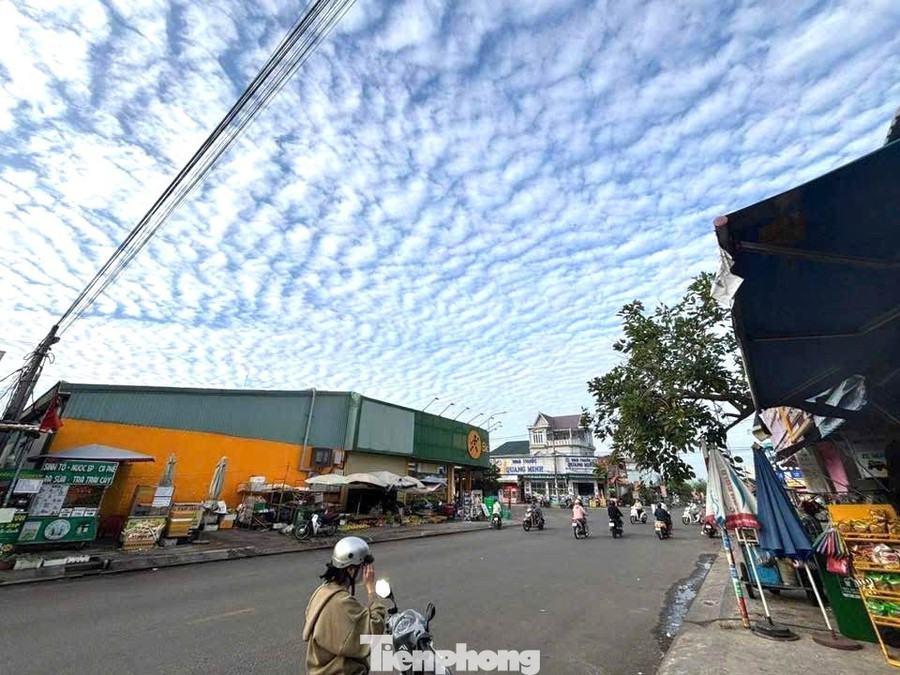 Mây liên kết nhau, trông giống như tấm lưới bao phủ cả bầu trời. Cùng với tiết trời se lạnh và hiện tượng mây “lạ” kéo dài từ sáng đến trưa tại TPHCM.