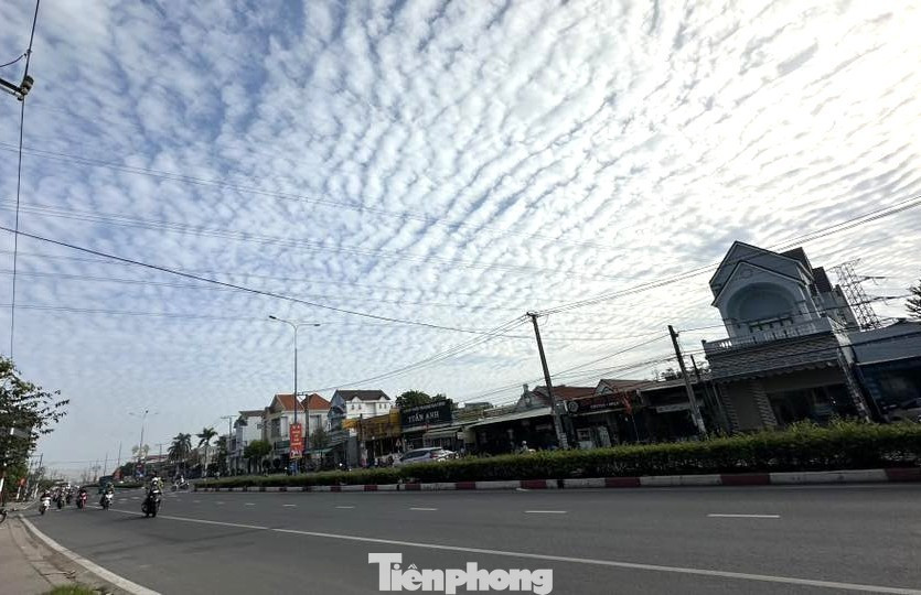 Theo chuyên gia khí tượng thủy văn, đây là một hiện tượng khí tượng tự nhiên, do sự vận động của các lớp mây tầng tích tạo ra, mang lại vẻ đẹp kỳ thú cho bầu trời và thường không đáng lo ngại.