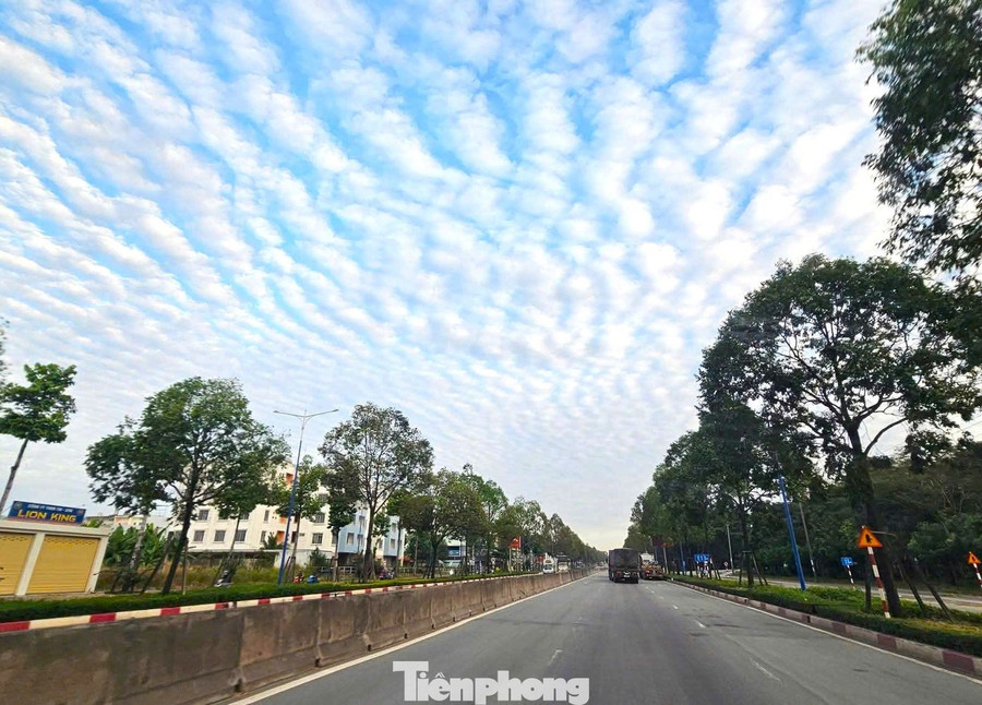 Cụ thể, mây tầng tích (Stratocumulus) là loại mây hình thành ở tầng thấp, có dạng cụm tròn, xếp thành hàng hoặc gợn sóng, tạo thành các 'nắm' mây lớn hoặc dải dài trên bầu trời.