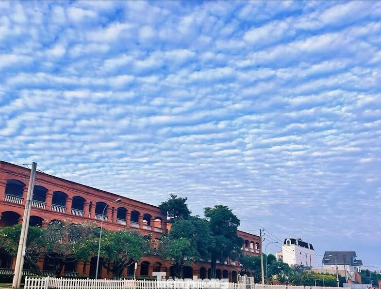 Trong khi đó, mây dạng sóng (Undulatus) được hình thành khi mây tầng tích bị xáo trộn bởi gió theo chiều ngang, chúng tạo ra các đường cong, gợn sóng, trông giống như những con sóng trên biển hoặc vảy rồng.