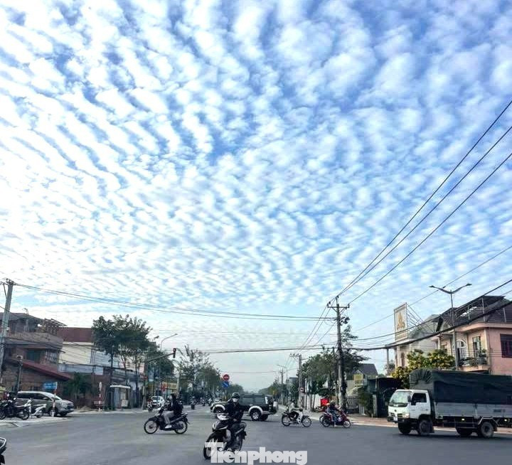 Giải mã hiện tượng 'lưới mây' bao phủ bầu trời TP.HCM