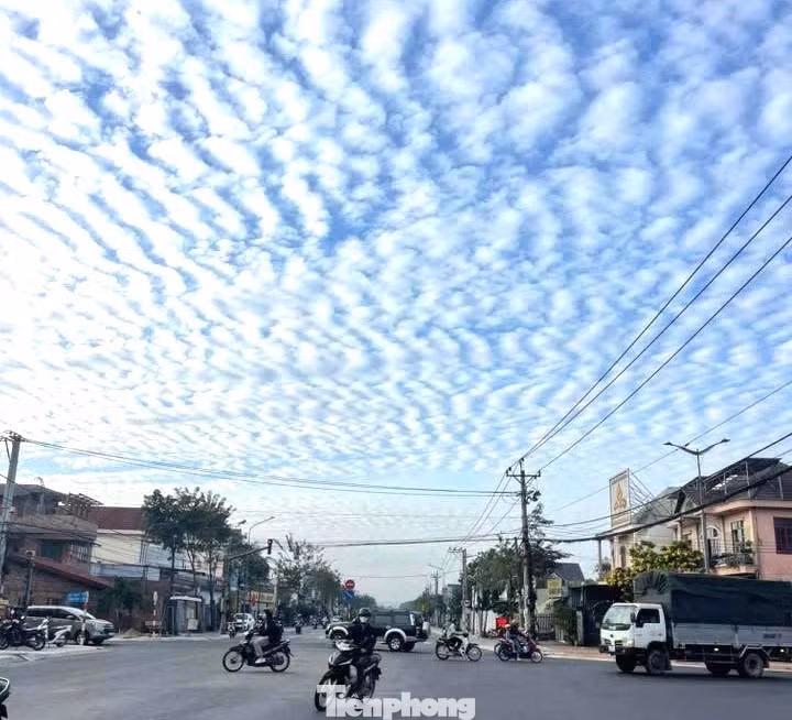 Giải mã hiện tượng 'lưới mây' bao phủ bầu trời TP.HCM