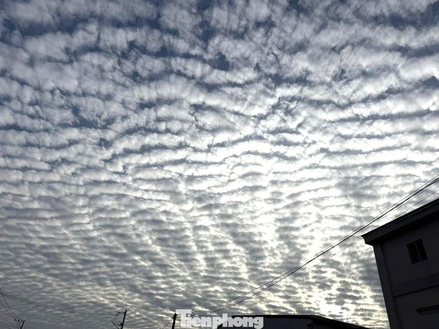 Nhiều người đã chụp ảnh mây kỳ lạ và đăng tải lên mạng xã hội với nhiều bình luận, suy đoán khác nhau.