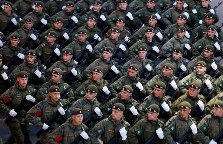 Binh sĩ Nga tập luyện duyệt binh kỷ niệm Ngày Chiến thắng tại Matxcơva hôm 3-5 - Ảnh: REUTERS 2025-05-03t190944z1953477347rc2haeaac2llrtrmadp3ww2-anniversary-russia-parade-rehearsal-17464963986202126671561.jpg