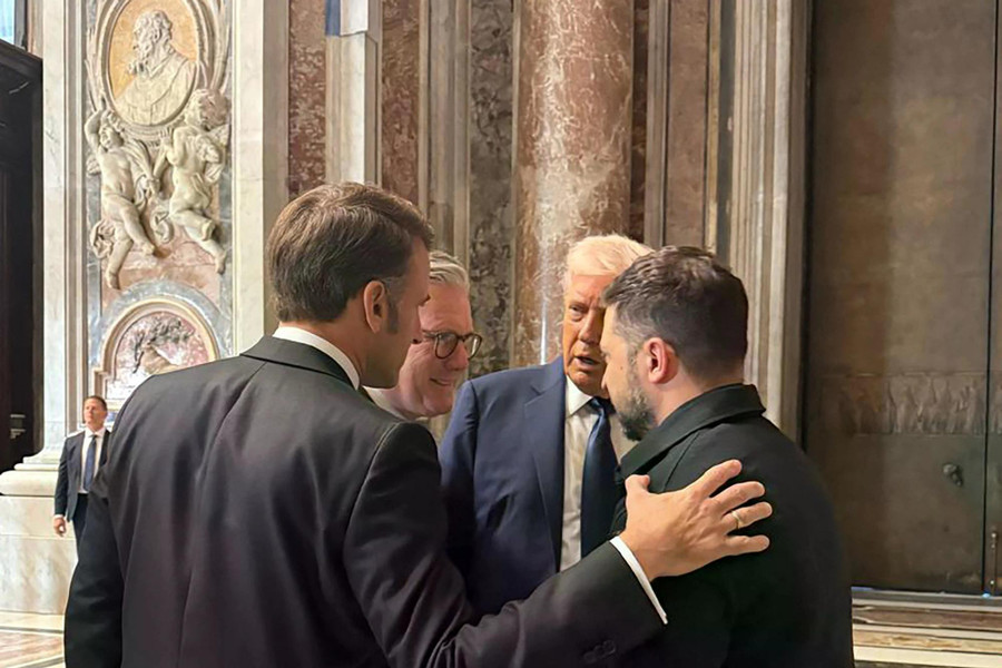 Tổng thống Pháp Emmanuel Macron, Thủ tướng Anh Keir Starmer và Tổng thống Mỹ Donald Trump trò chuyện với Tổng thống Ukraine Volodymyr Zelensky (từ trái sang phải) bên lề lễ tang của cố Giáo hoàng Francis tại Vatican ngày 26.4.2025 ẢNH: AFP img-0020.jpg