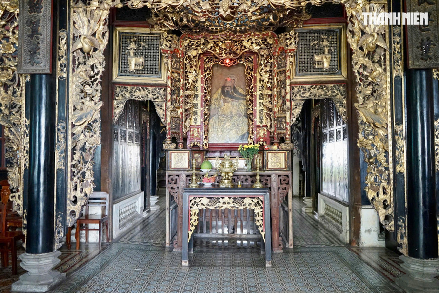 Giữa gian nhà, bàn thờ Quan Công được đặt ở trung tâm, tạo nên sự uy nghiêm, thể hiện cho quyền lực và sự phồn vinh của một gia tộc lớn. Ảnh: THANH QUÂN