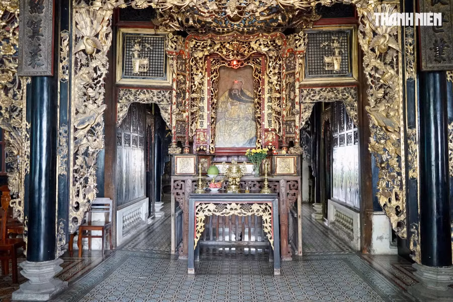 Giữa gian nhà, bàn thờ Quan Công được đặt ở trung tâm, tạo nên sự uy nghiêm, thể hiện cho quyền lực và sự phồn vinh của một gia tộc lớn. Ảnh: THANH QUÂN