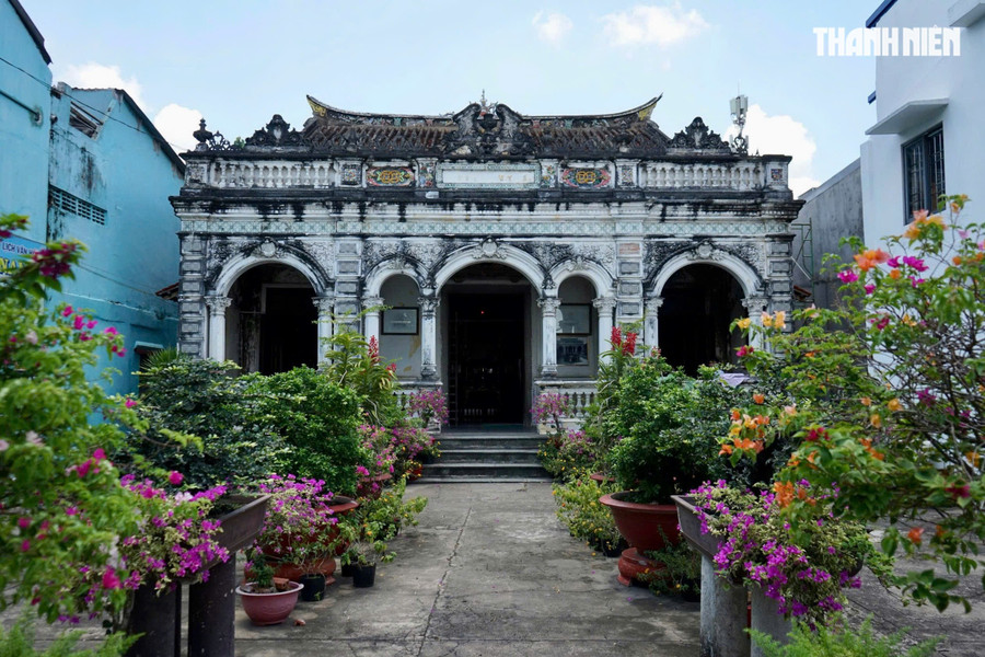 Nhà cổ Huỳnh Thủy Lê được xây dựng với tường gạch dày 30 - 40 cm, bao bọc khung gỗ chắc chắn, mái ngói âm dương uốn cong kiểu đình chùa, cửa gỗ chạm khắc công phu. Ảnh: THANH QUÂN