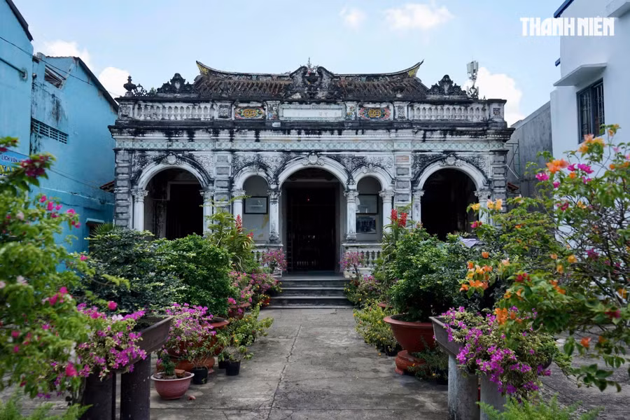 Nhà cổ Huỳnh Thủy Lê được xây dựng với tường gạch dày 30 - 40 cm, bao bọc khung gỗ chắc chắn, mái ngói âm dương uốn cong kiểu đình chùa, cửa gỗ chạm khắc công phu. Ảnh: THANH QUÂN