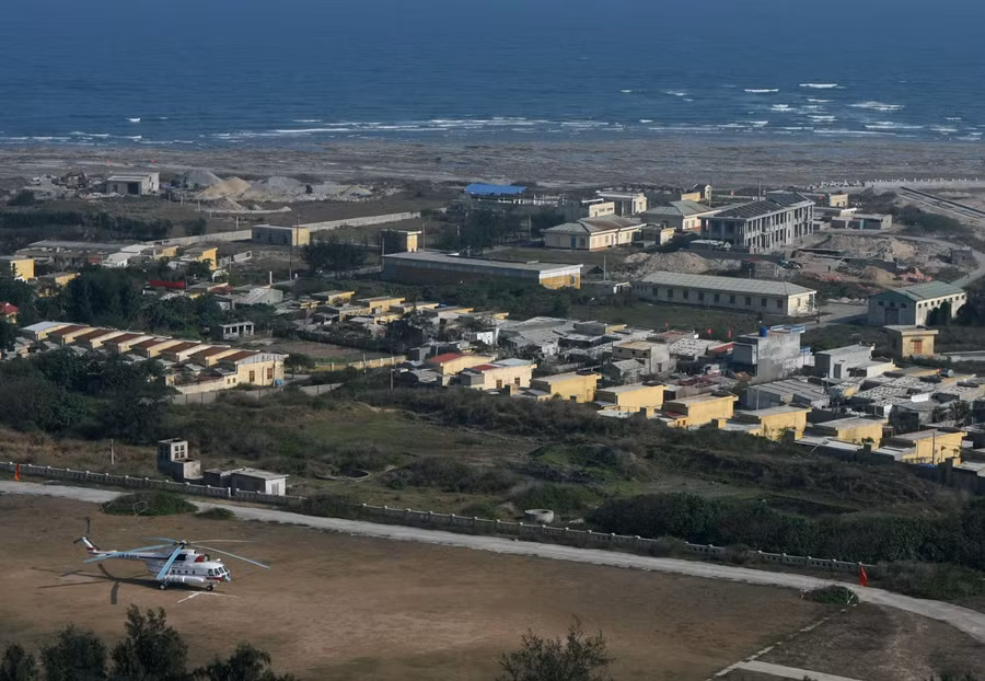 Máy bay trực thăng hạ cánh xuống sân vận động Bạch Long Vĩ, năm 2009