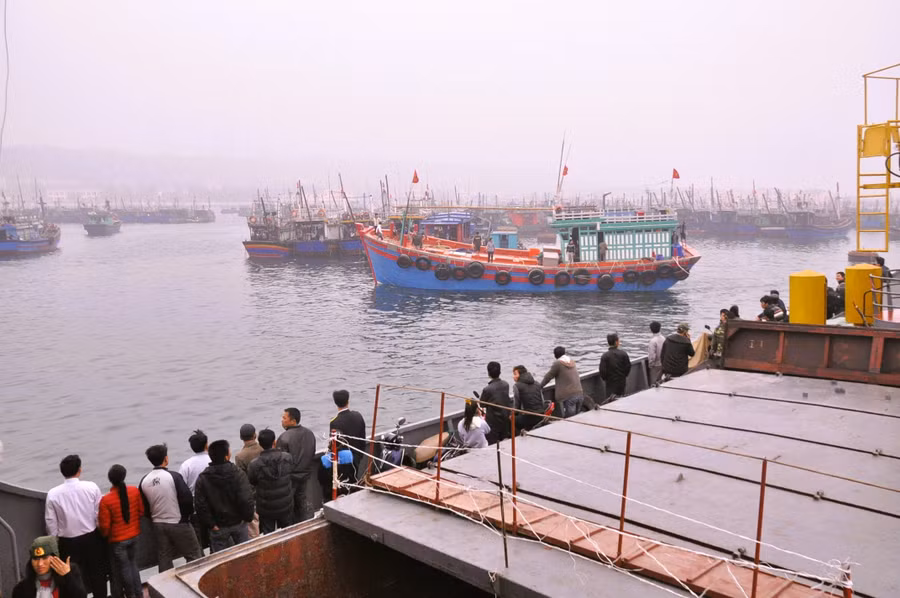 Tàu vận tải hải quân vận chuyển hành khách ra đảo, năm 2013