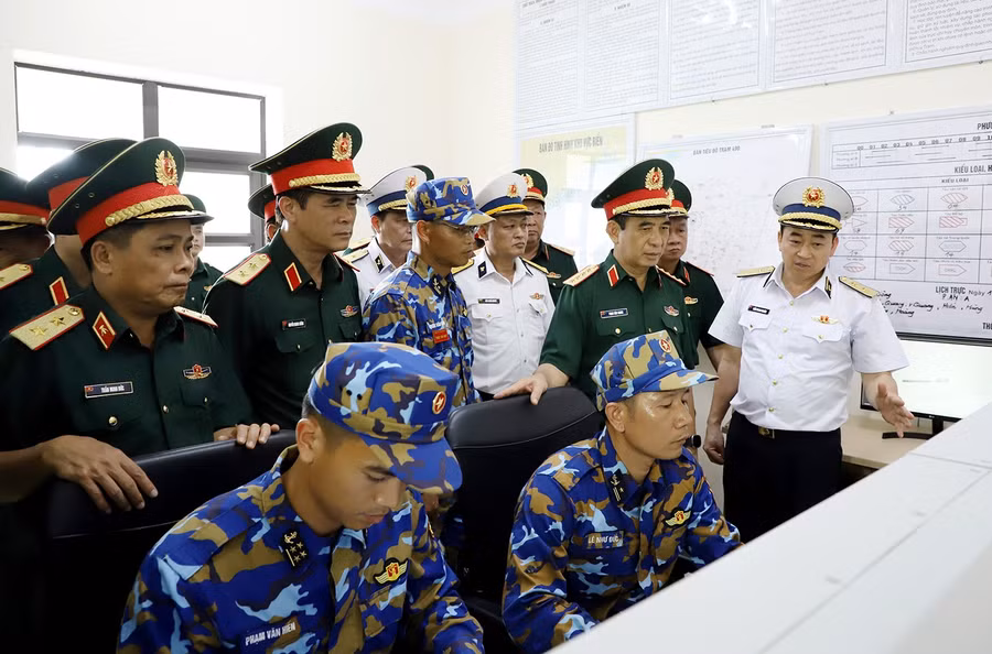 Đại tướng Phan Văn Giang, Ủy viên Bộ Chính trị, Bộ trưởng Bộ Quốc phòng (thứ 2 từ phải qua, hàng đứng) kiểm tra kíp trắc thủ trạm ra đa 490 (Trung đoàn 151, Vùng 1 hải quân) trực chiến trên đảo Bạch Long Vĩ, ngày 15.6.2025