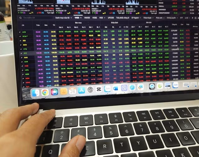 Riêng thị trường chứng khoán Việt Nam vẫn lình xình quanh mốc 1.250 điểm và nhiều lần chưa vượt qua được mốc 1.300 điểm trong năm nay, gây thất vọng cho các nhà đầu tư