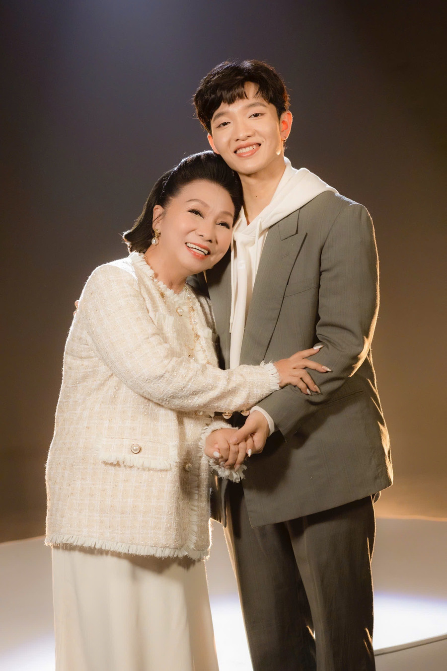 Sự kết hợp giữa NSND Bạch Tuyết, ca sĩ Hoàng Dũng, nhạc sĩ Hứa Kim Tuyền và 14 Casper trong MV Về nghe mẹ ru đến nay đã đạt hơn 20 triệu lượt xem trên YouTube