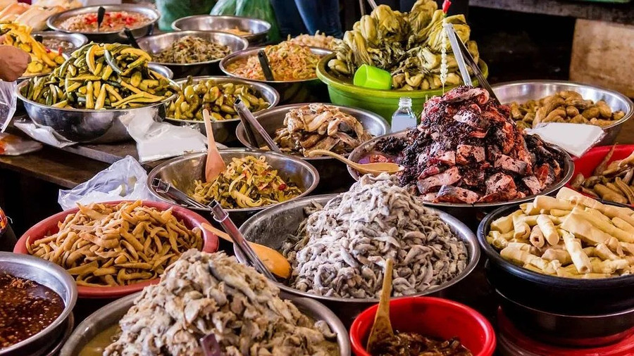Là địa điểm ẩm thực đường phố chắc chắn bị đánh giá thấp, nhưng phố phường Phnom Penh không chỉ có nhện tarantula và bọ cạp chiên giòn. Hương vị nơi đây còn nhiều thứ hấp dẫn khác như cá amok là món ăn đặc trưng của Campuchia, được chế biến từ cá nước ngọt trộn với cà ri dừa, hấp trong lá chuối; num pang với pate là một phiên bản bánh mì Campuchia tươi ngon và gây nghiện Là địa điểm ẩm thực đường phố chắc chắn bị đánh giá thấp, nhưng phố phường Phnom Penh không chỉ có nhện tarantula và bọ cạp chiên giòn. Hương vị nơi đây còn nhiều thứ hấp dẫn khác như cá amok là món ăn đặc trưng của Campuchia, được chế biến từ cá nước ngọt trộn với cà ri dừa, hấp trong lá chuối; num pang với pate là một phiên bản bánh mì Campuchia tươi ngon và gây nghiện