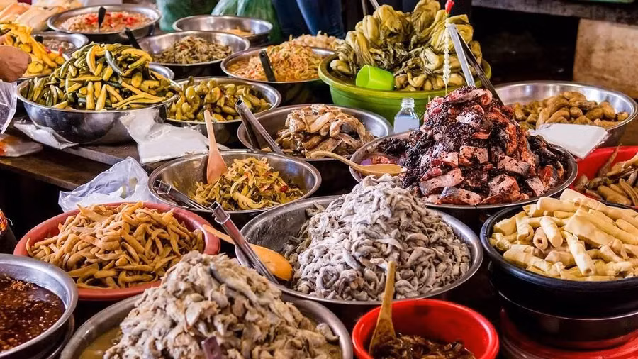 Là địa điểm ẩm thực đường phố chắc chắn bị đánh giá thấp, nhưng phố phường Phnom Penh không chỉ có nhện tarantula và bọ cạp chiên giòn. Hương vị nơi đây còn nhiều thứ hấp dẫn khác như cá amok là món ăn đặc trưng của Campuchia, được chế biến từ cá nước ngọt trộn với cà ri dừa, hấp trong lá chuối; num pang với pate là một phiên bản bánh mì Campuchia tươi ngon và gây nghiện