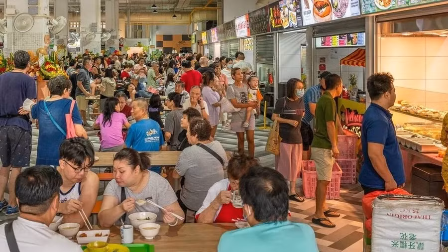 Ẩm thực đường phố Singapore ngon đến mức đã được UNESCO công nhận là Di sản văn hóa phi vật thể của nhân loại vào năm 2020. Với hơn 200 khu ẩm thực đường phố để lựa chọn, có hàng ngàn gian hàng để bạn thưởng thức các món ăn đặc trưng