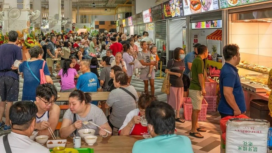 Ẩm thực đường phố Singapore ngon đến mức đã được UNESCO công nhận là Di sản văn hóa phi vật thể của nhân loại vào năm 2020. Với hơn 200 khu ẩm thực đường phố để lựa chọn, có hàng ngàn gian hàng để bạn thưởng thức các món ăn đặc trưng Ẩm thực đường phố Singapore ngon đến mức đã được UNESCO công nhận là Di sản văn hóa phi vật thể của nhân loại vào năm 2020. Với hơn 200 khu ẩm thực đường phố để lựa chọn, có hàng ngàn gian hàng để bạn thưởng thức các món ăn đặc trưng