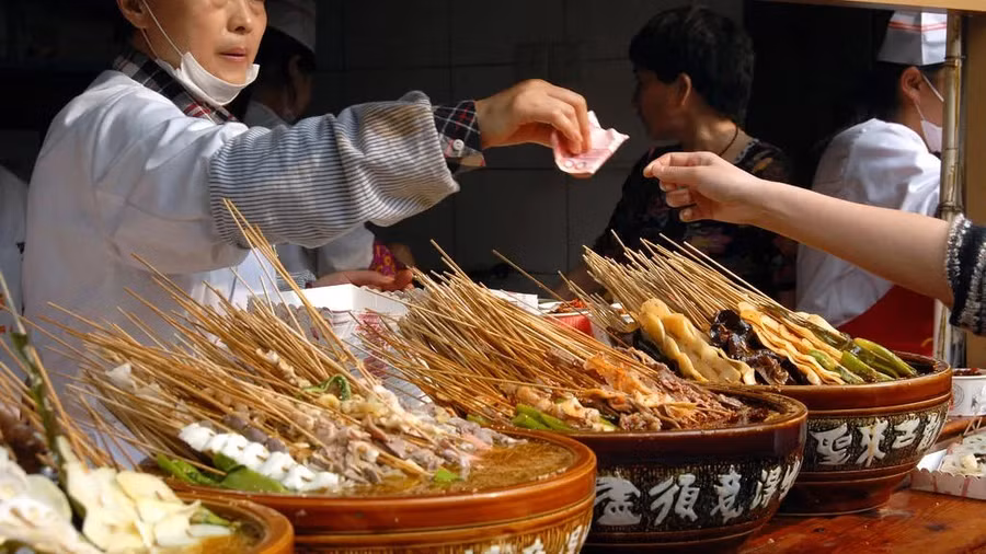 Trung tâm của ẩm thực Tứ Xuyên, Trung Quốc, Thành Đô là thành phố ẩm thực được UNESCO công nhận, nổi tiếng với những món ớt cay tê tái.