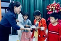 Phó Chủ tịch HĐND tỉnh Huỳnh Thúy Vân thăm, tặng quà người dân vùng lũ