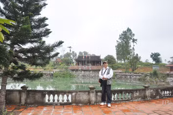 Tác giả trước đền thờ vua Hàm Nghi.