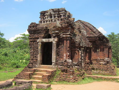 材料の取り扱いは芸術的かつ技術的なスキルを示し、耐久性と焼成技術の計算は古代の人々の独創的な手と心を明らかにします。