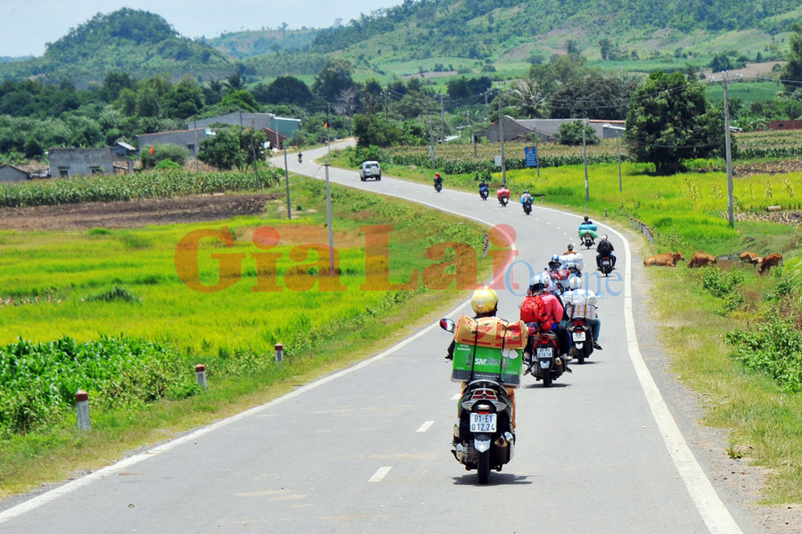 Về Kông Chro qua đường Đông Trường Sơn. Ảnh: Nguyễn Giác Về Kông Chro qua đường Đông Trường Sơn. Ảnh: Nguyễn Giác