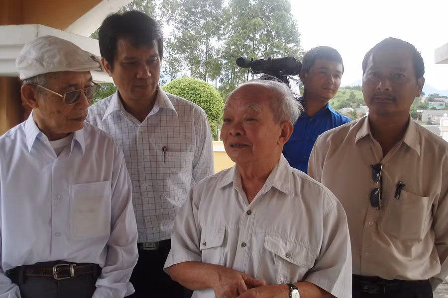 Nhà văn Nguyên Ngọc, nguyên phó Bí thư Tỉnh ủy Gia Lai Ngô Thành viếng đài tưởng niệm Đak Pơ. Ảnh VCH.