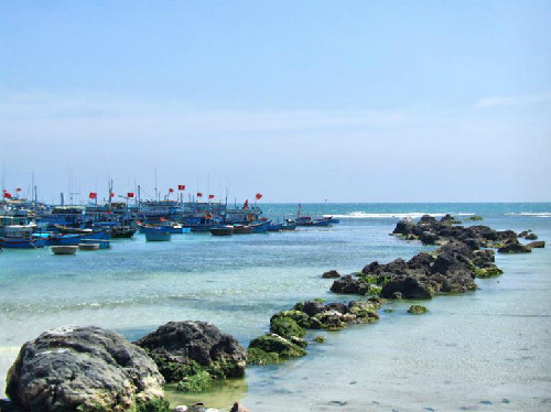 Chiếc cầu đá nối từ làng chài ra tới biển. Chiếc cầu đá nối từ làng chài ra tới biển.