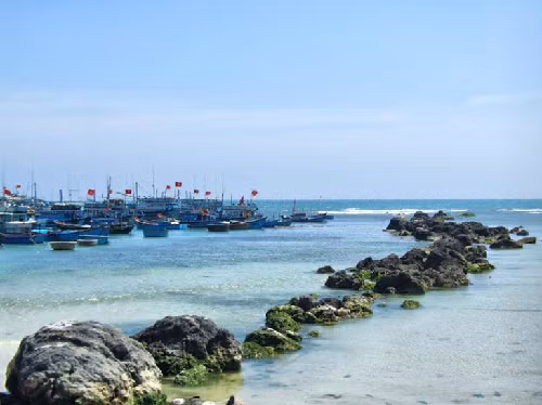 Chiếc cầu đá nối từ làng chài ra tới biển.