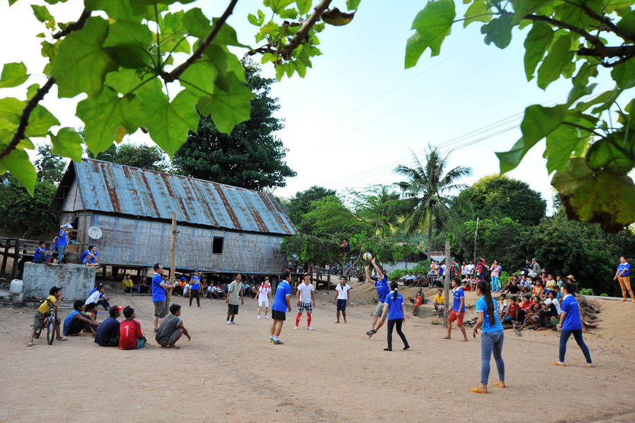 Giao lưu thể thao trước nhà rông làng Groi. Ảnh: Nguyễn Giác Giao lưu thể thao trước nhà rông làng Groi. Ảnh: Nguyễn Giác