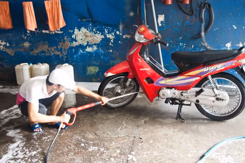  Nước có thể vào bugi khi rửa xe, khiến sau đó khó nổ máy.