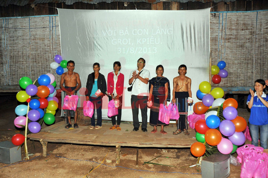 Ông Đoàn Minh Phụng-Tổng Biên tập Báo Gia Lai tặng quà cho dân làng Groi. Ảnh: Nguyễn Giác Ông Đoàn Minh Phụng-Tổng Biên tập Báo Gia Lai tặng quà cho dân làm Groi. Ảnh: Nguyễn Giác