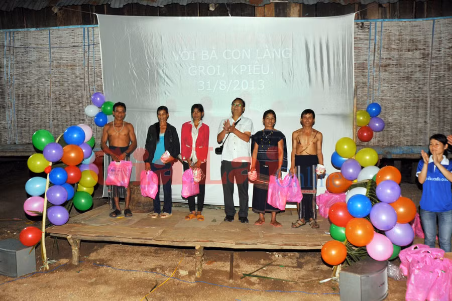 Ông Đoàn Minh Phụng-Tổng Biên tập Báo Gia Lai tặng quà cho dân làm Groi. Ảnh: Nguyễn Giác