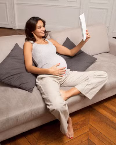 Ngồi ngửa người không gối tựa sẽ gây áp lực phần lưng dưới.