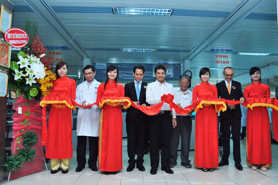 Cắt băng đưa vào sử dụng hệ thống xét nghiệm Aptio. Ảnh: Hoàng Liêm