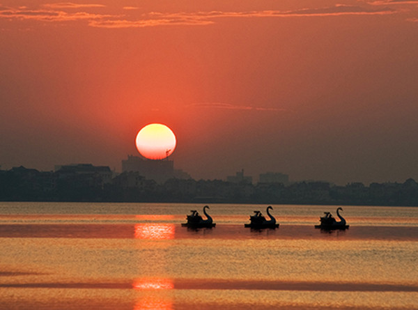Hoàng hôn bên hồ Tây