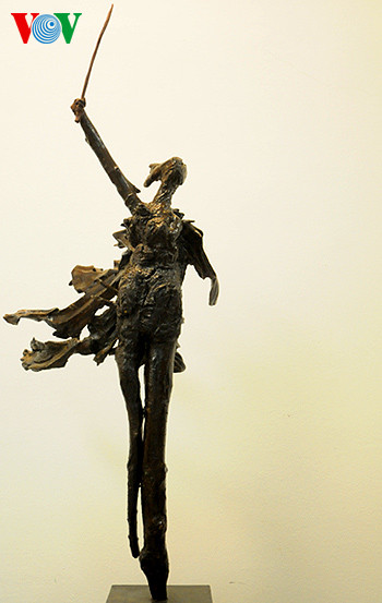 "Mẹ - Tổ quốc" - gỗ trà hươu