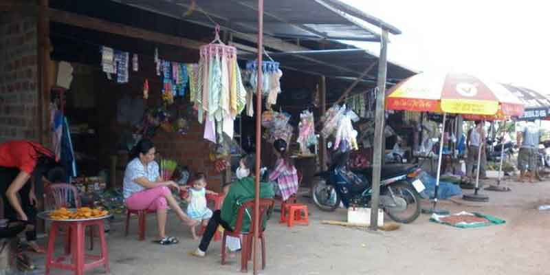 Các hộ tiểu thương (trước đây bày bán tự phát rải rác trên địa bàn) đã được xã cho phép vào bán tạm trong các ki ốt để chờ ngày chợ hoạt động. Ảnh: Trần Dung